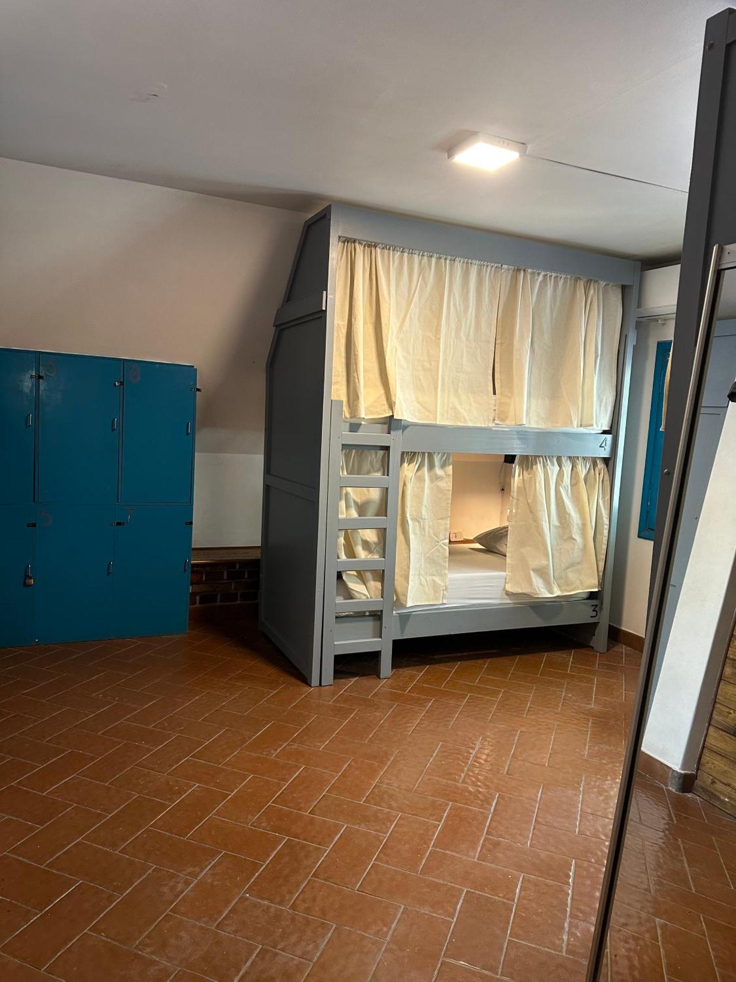 Gorilla Hostel Мендоса Номер фото
